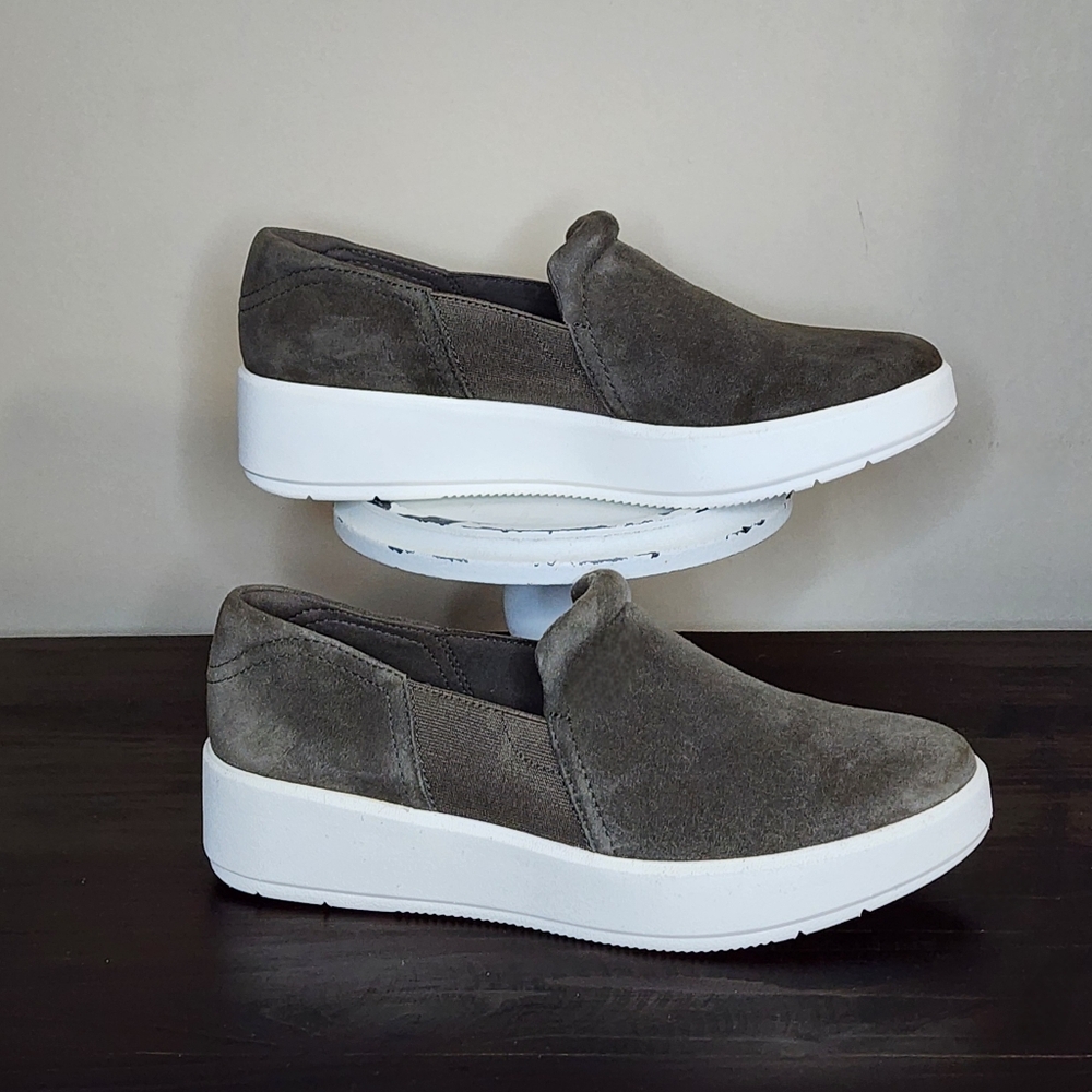 Clarks Suede Slip On Shoes Women's Size 8.5 Ultimate Comfort Cushion Feel